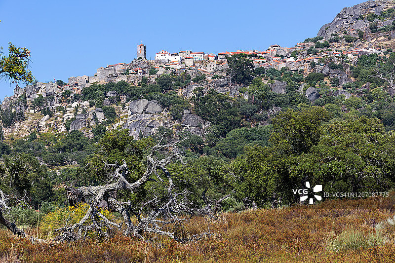 山上的历史村庄(葡萄牙孟山都)图片素材