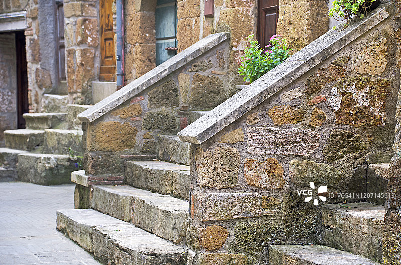 中世纪意大利小镇的乡村楼梯图片素材