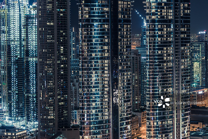 迪拜的办公楼夜景图片素材