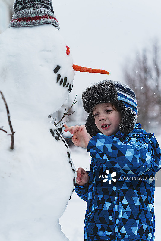 男孩建造雪人图片素材