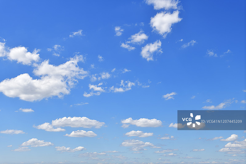 湛蓝的天空中的云朵。图片素材