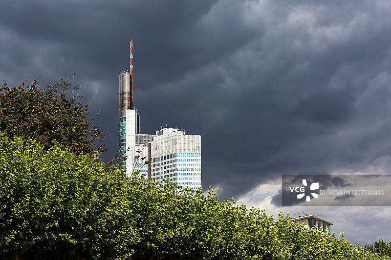 法兰克福/主要的摩天大楼与戏剧性的云(德国黑森)图片素材