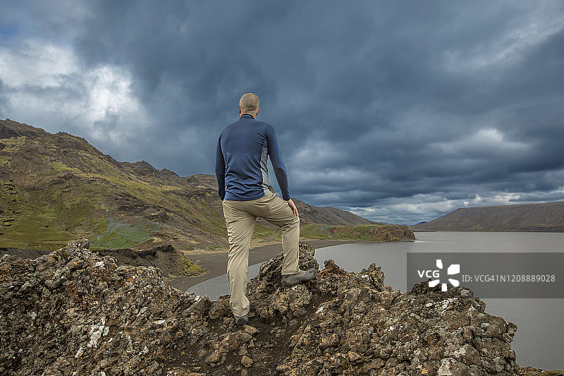 一名男子在崎岖的冰岛徒步旅行图片素材