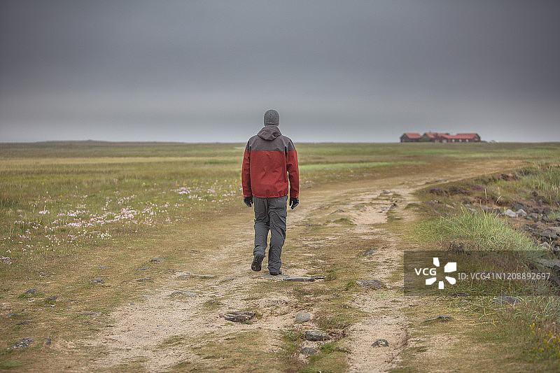 一名男子在崎岖的冰岛徒步旅行图片素材