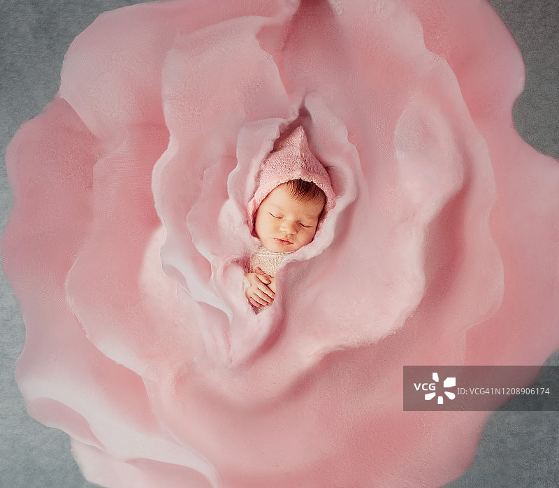 刚出生的女婴戴着粉红色的花图片素材