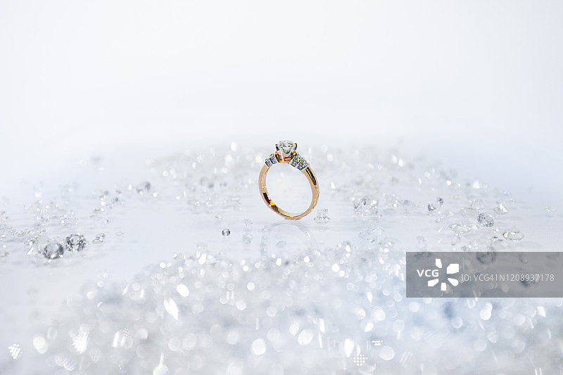 钻石戒指上的珠宝背景的特写，铂金戒指上的钻石。图片素材