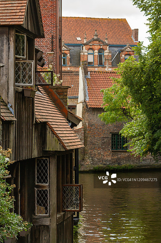古老的房屋和运河(比利时布鲁日老城区，欧洲)图片素材