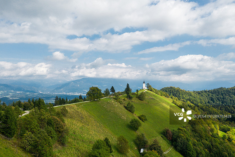 鸟瞰山顶上的白色教堂，斯洛文尼亚的圣普里莫兹教堂图片素材