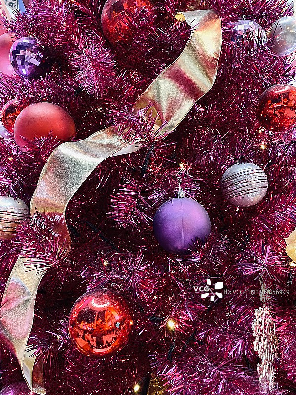 圣诞树与闪亮的装饰品的特写图片素材