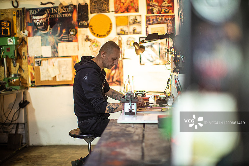 纹身艺术家在他的工作室图片素材
