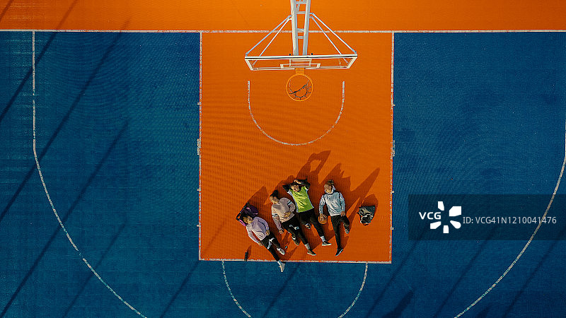 篮球比赛后在球场上休息图片素材