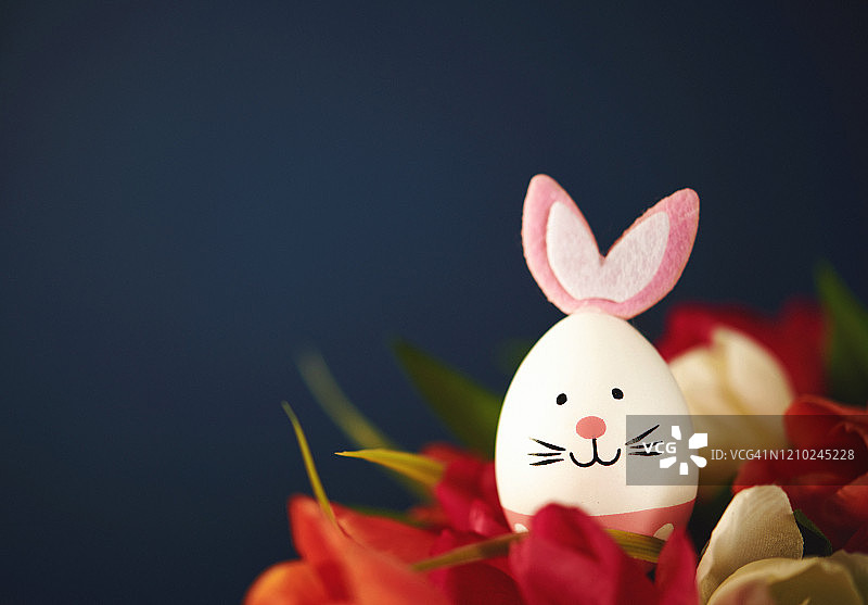 复活节静物背景与复活节彩蛋兔子和花图片素材