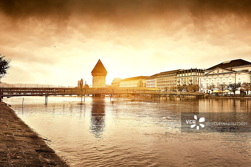 教堂桥和日落古城，卢塞恩，瑞士图片素材