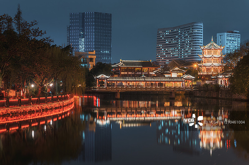 白花滩中国传统桥和宝塔夜光映照在成都锦江上图片素材