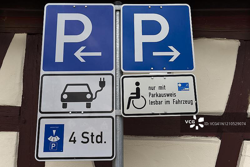 德国巴伐利亚，电动汽车和残疾人停车标志图片素材