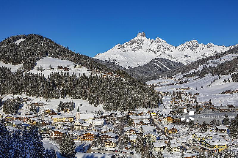 奥地利萨尔茨堡，庞高省，冬季与Bischofsmuetze峰的Filzmoos图片素材