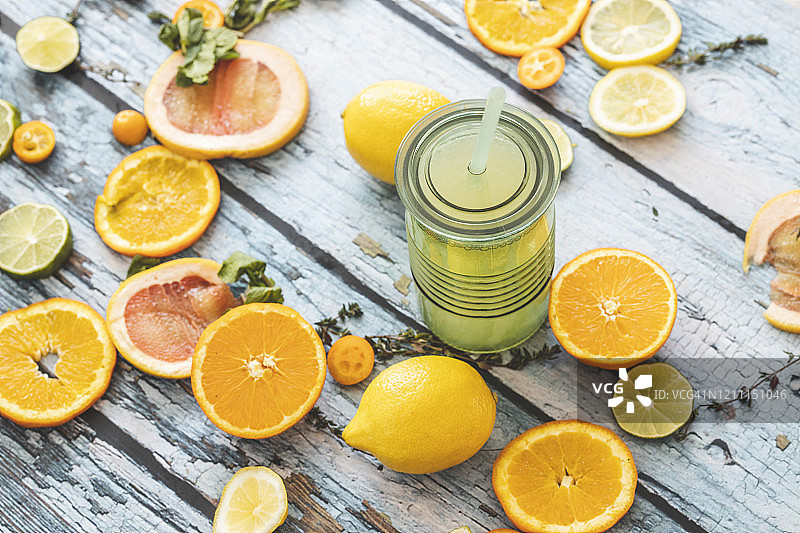 柠檬水和柑橘片图片素材
