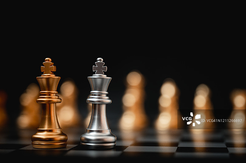 领导者与成功的商业竞争理念。棋类游戏策略图片素材