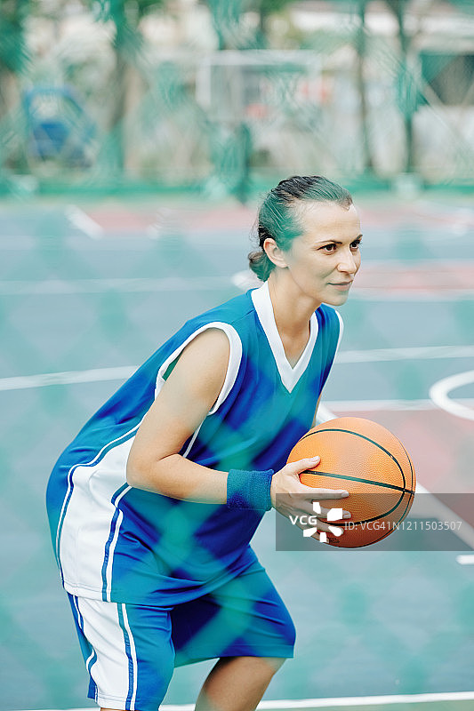篮球运动员专注于比赛图片素材