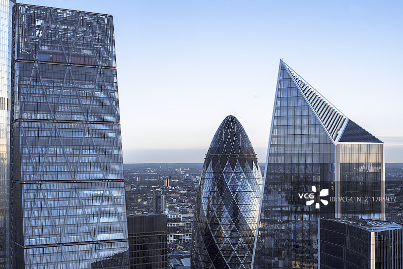 在晴朗的天空下俯瞰伦敦摩天大楼图片素材