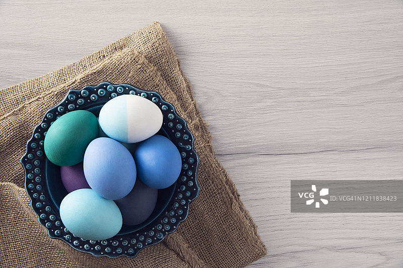 碗里五颜六色的复活节彩蛋图片素材
