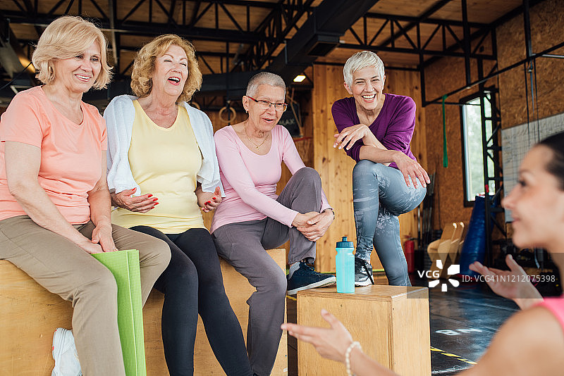 一群老年妇女在健身课前一起玩图片素材