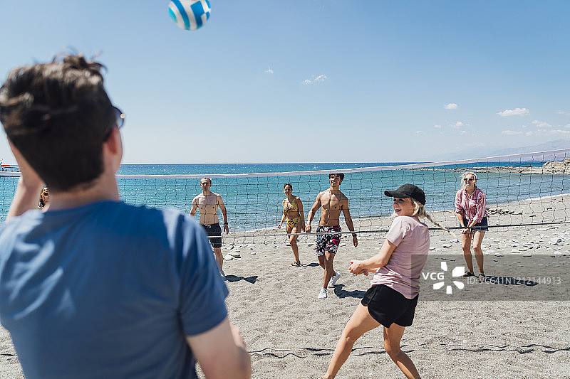朋友们一起打沙滩排球图片素材