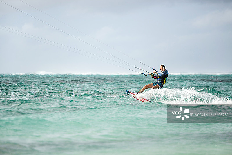 人风筝滑板在毛里求斯岛的侧视图。图片素材