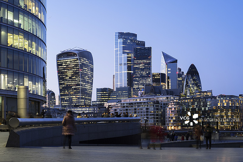 游客和游客在伦敦城市的天际线图片素材