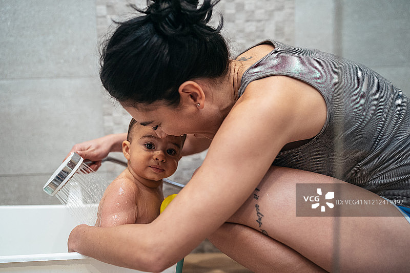 母亲和婴儿洗澡时间图片素材