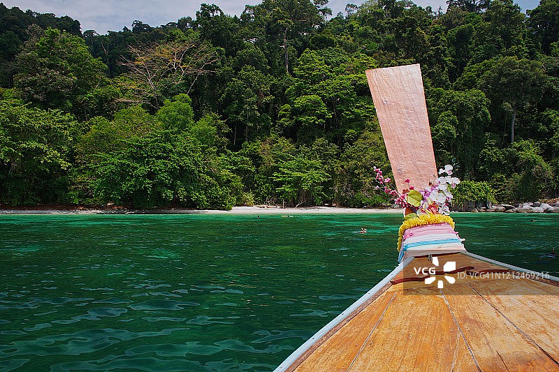木船航行到潜水点附近的利佩岛在泰国，亚洲图片素材