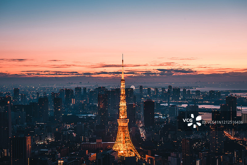 黎明时分的东京天际线图片素材
