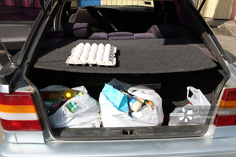 汽车后备箱里装着食品的塑料袋。新型冠状病毒肺炎图片素材