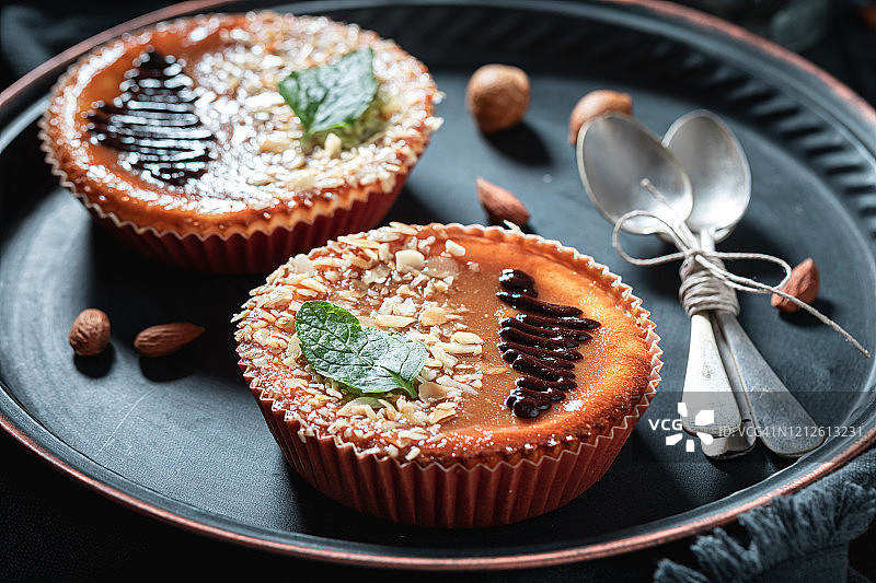 新鲜香甜的杏仁芝士蛋糕由坚果和巧克力制成图片素材