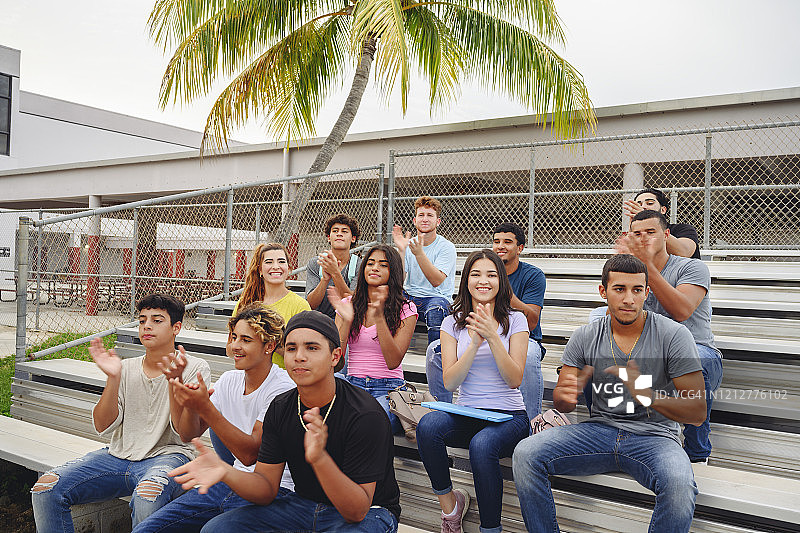西班牙裔学生在高中看台上为球队加油图片素材