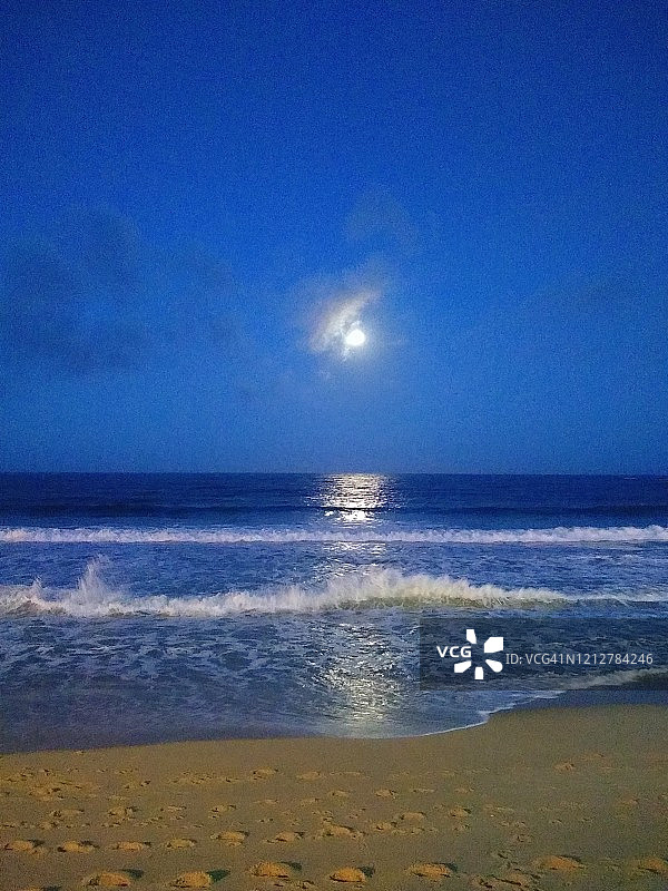 海滩上的月亮图片素材