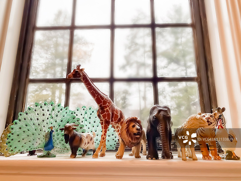 儿童卧室内窗台上的动物雕像图片素材