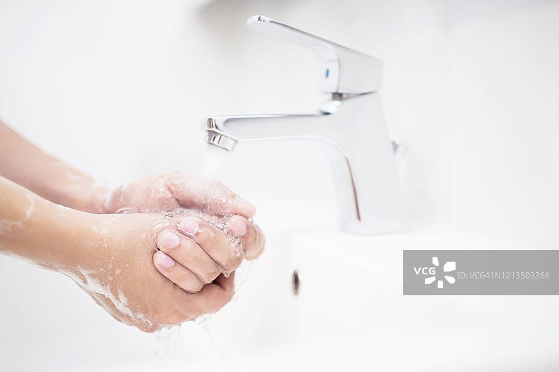 人类每次进食前都要洗手，以预防细菌、病毒、covid -19和细菌。图片素材