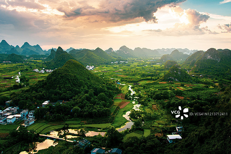 令人惊叹的阳朔稻田和岩石在中国图片素材