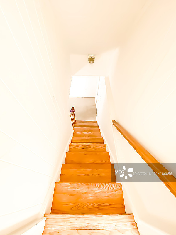 普通的木制楼梯到地下室图片素材