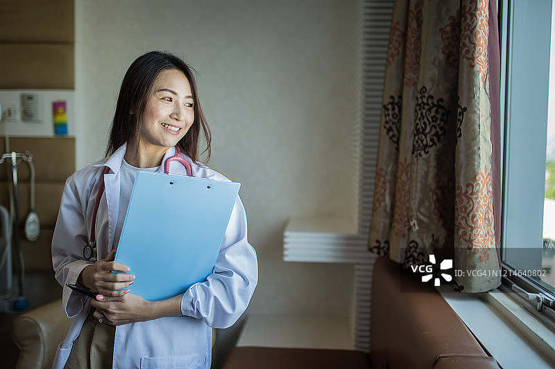 一位中国女医生微笑着站在病房里图片素材