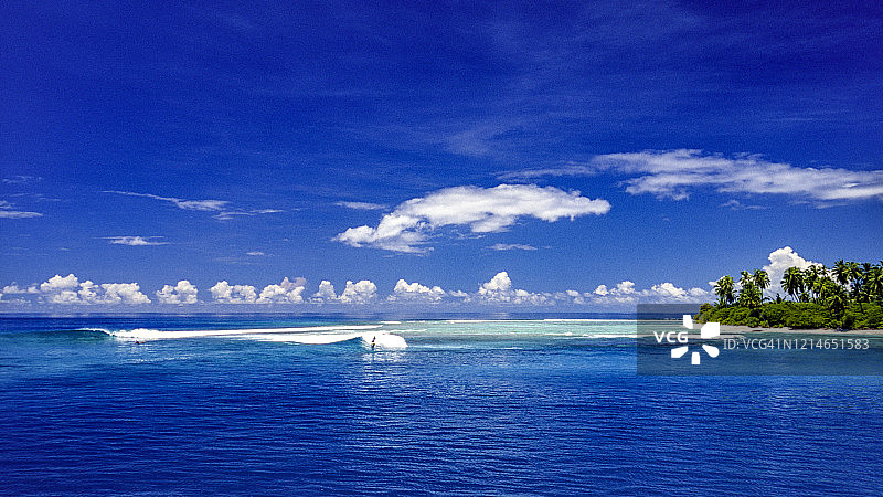马尔代夫，在印度洋上冲浪图片素材