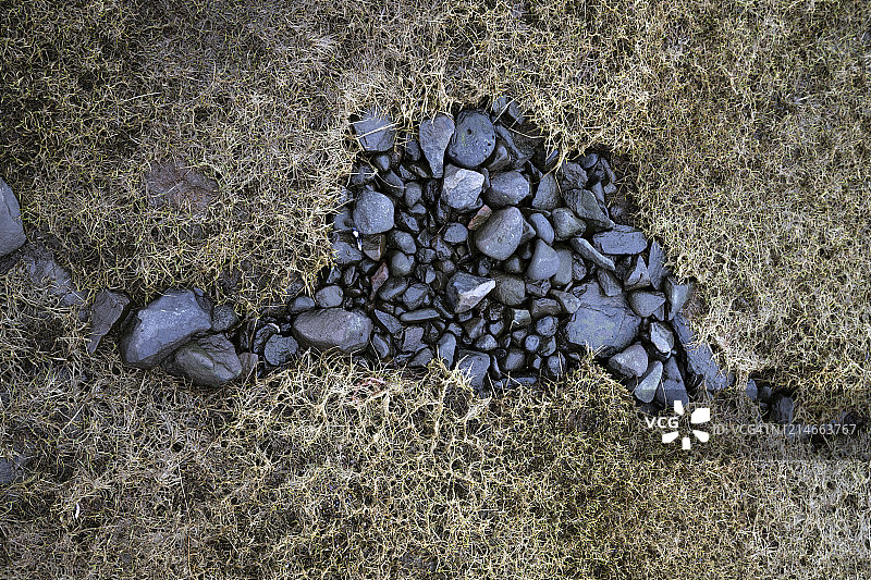 冰岛西部Grundarfjördur草地上的石头图片素材