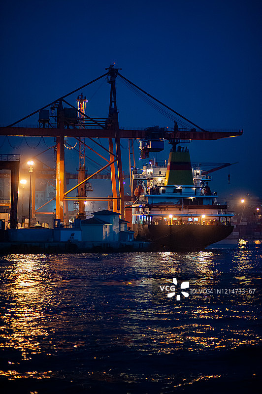 集装箱和货船晚上在伊斯坦布尔的Haydarpaşa港，土耳其图片素材