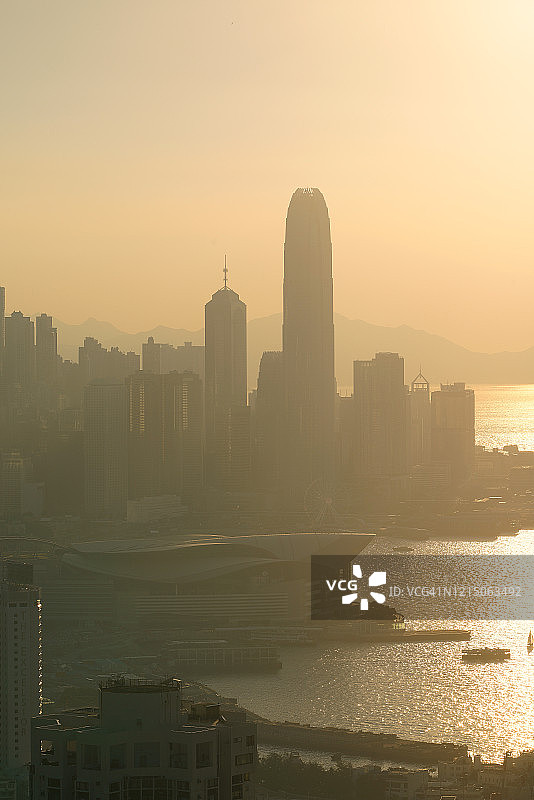 日落时的香港市中心和维多利亚港。图片素材