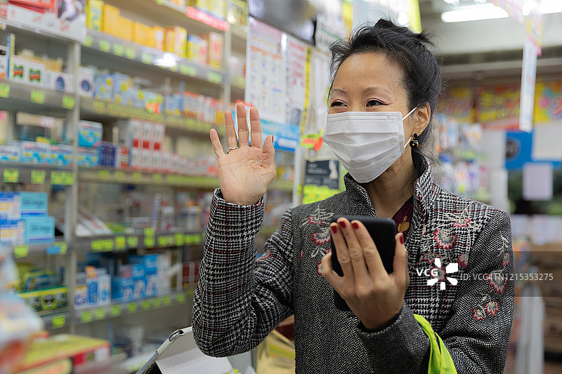日本妇女在药店购物图片素材