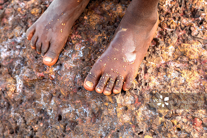 一个年轻土著女孩的两只脚放在岩石上图片素材