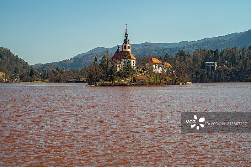 斯洛文尼亚的放血湖——由于蓝藻的扩散变成了红色图片素材