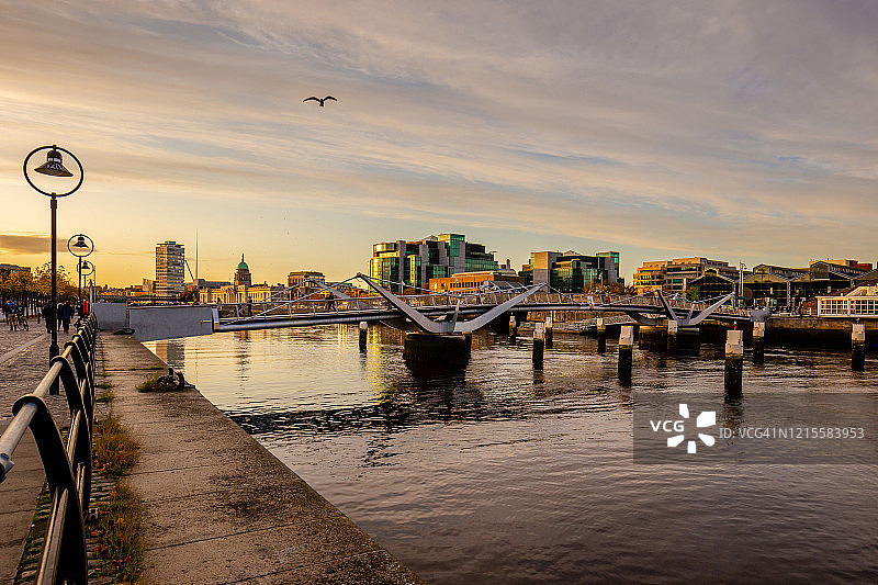 横跨利菲的都柏林码头区图片素材