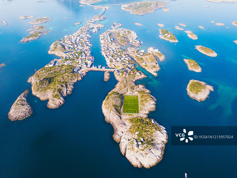 挪威北部风景优美的山村和足球场鸟瞰图图片素材